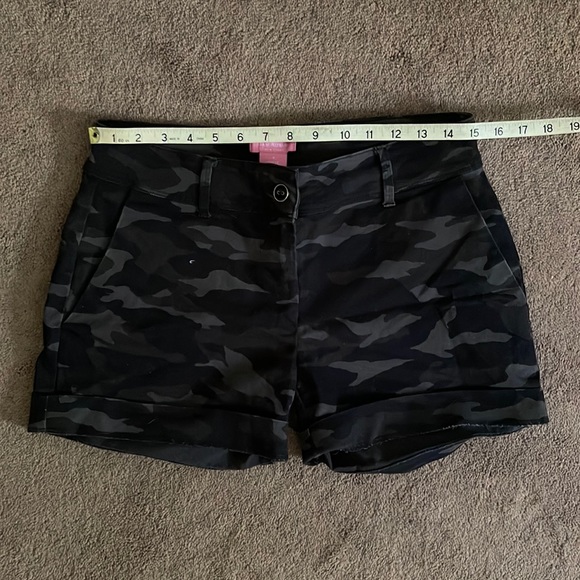 Black camo shorts - Picture 1 of 4